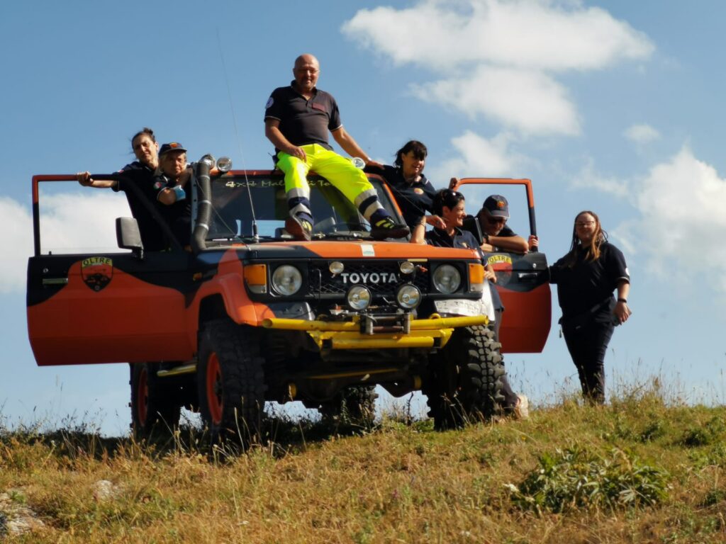 Volontari di Oltre Protezione Civile durante un'attività operativa